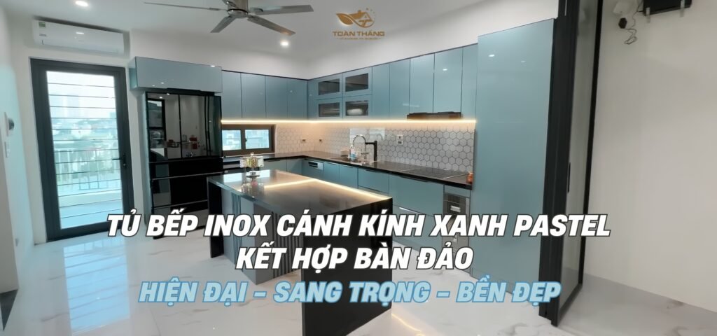 Tủ bếp inox cánh kính màu xanh pastel kết hợp bàn đảo gia đình anh Thịnh Hà Đông Hà Nội