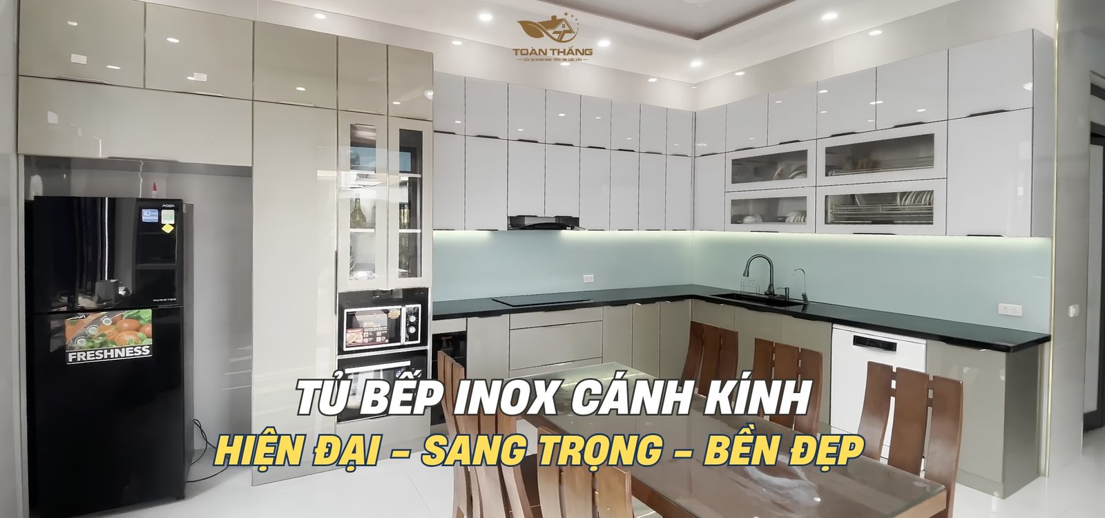 Tủ bếp inox cánh kính tông màu trắng vàng đồng gia đình bác Giới Sóc Sơn Hà Nội