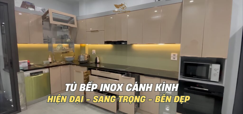 Tủ bếp inox cánh kính màu be gia đình chị Nga Trần Cung Hà Nội