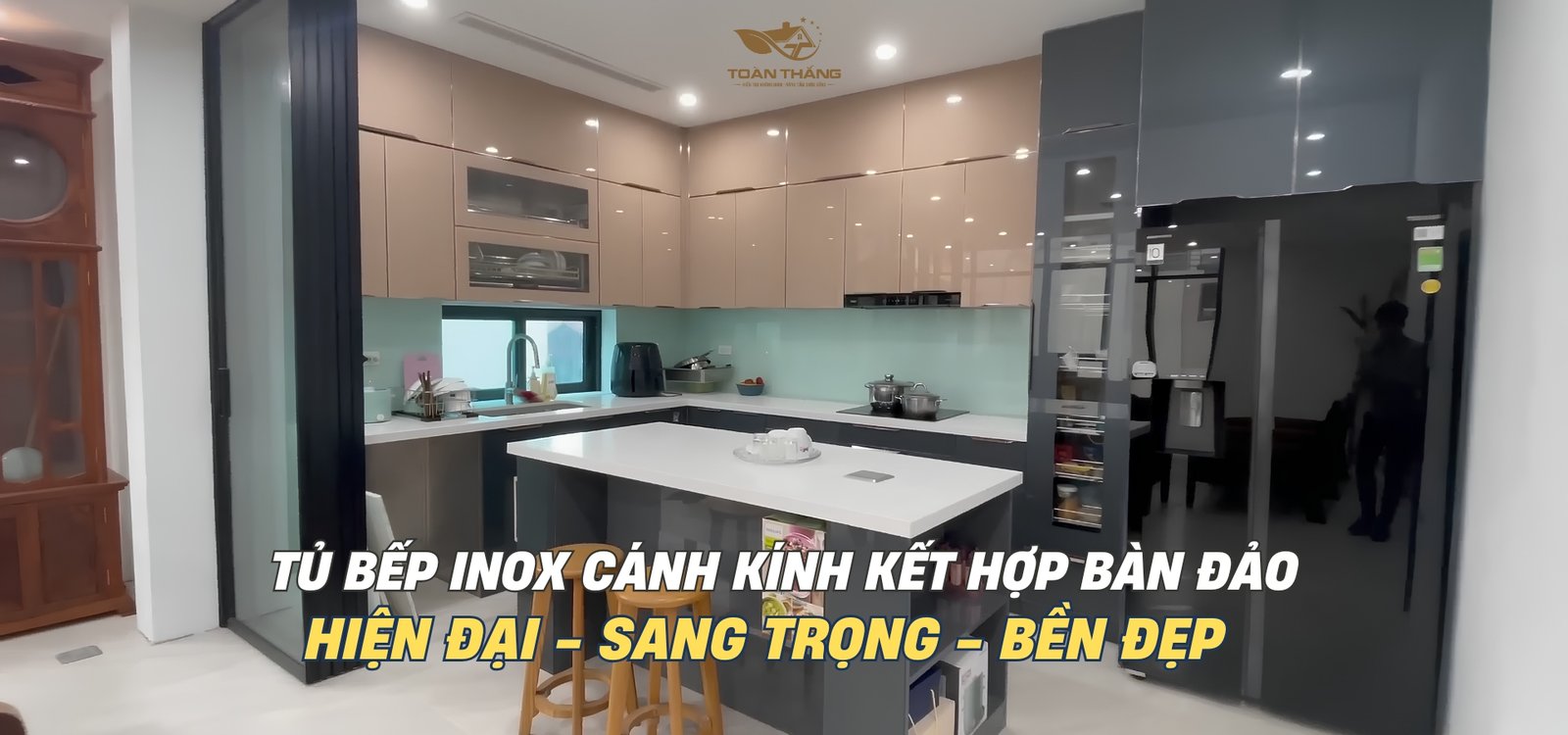 Tủ bếp inox cánh kính kết hợp bàn đảo gia đình chị Hạnh Nguyễn Viết Xuân Hà Nội