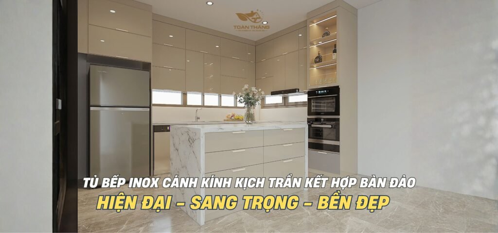 Tủ bếp inox cánh kính màu vàng kết hợp đảo bếp gia đình anh Cương Long Biên Hà Nội